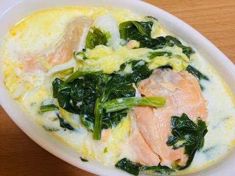 栄養満点！生鮭と白菜とほうれん草のクリーム煮